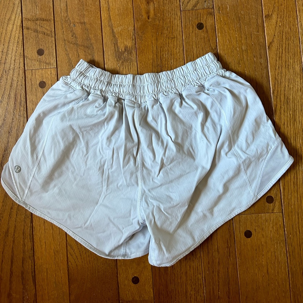 White lululemon hotty hots 4”